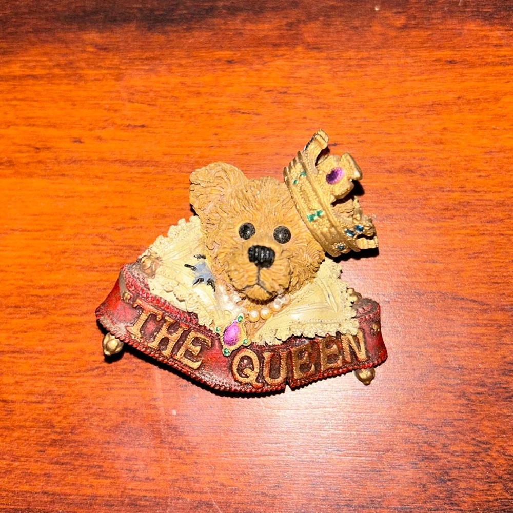 Vintage bear pin “The Queen”